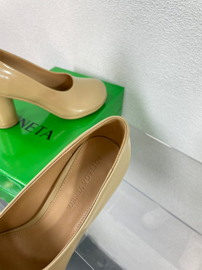 ATOMIC HIGH PUMP 9 CM IN BISQUE BEIGE CALFSKIN