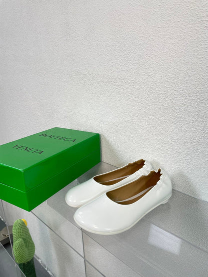 ATOMIC BALLERINA FLAT IN WHITE CALFSKIN