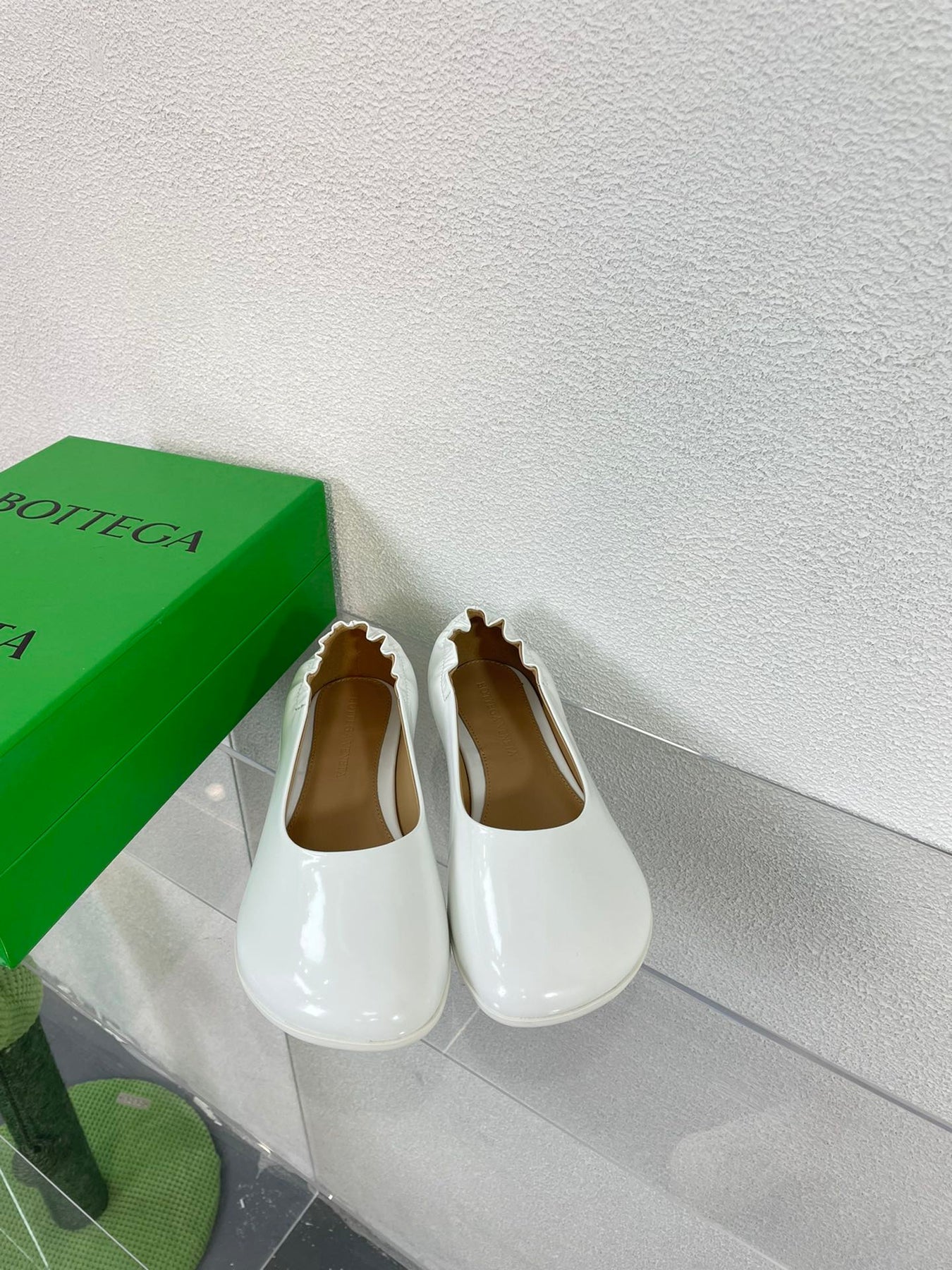 ATOMIC BALLERINA FLAT IN WHITE CALFSKIN