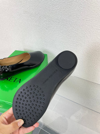 ATOMIC BALLERINA FLAT IN BLACK CALFSKIN