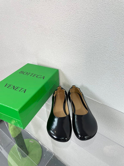 ATOMIC BALLERINA FLAT IN BLACK CALFSKIN