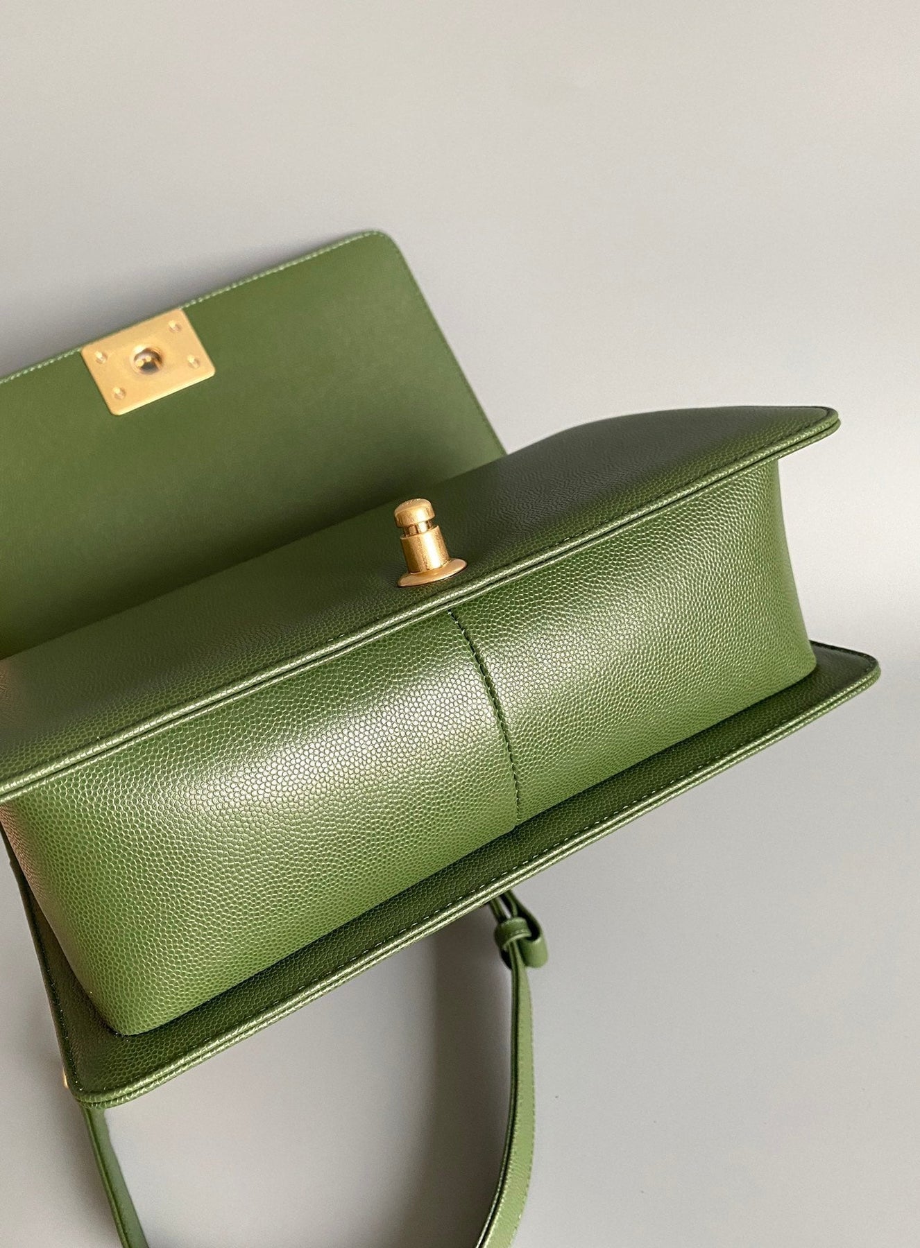 CC MEDIUM 25 BOY BAG IN OLIVE GREEN LAMBSKIN GOLD HARDWARE