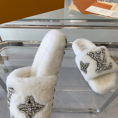 LV WOMEN'S PASEO FLAT SLIPPER IN WHITE FLEECE