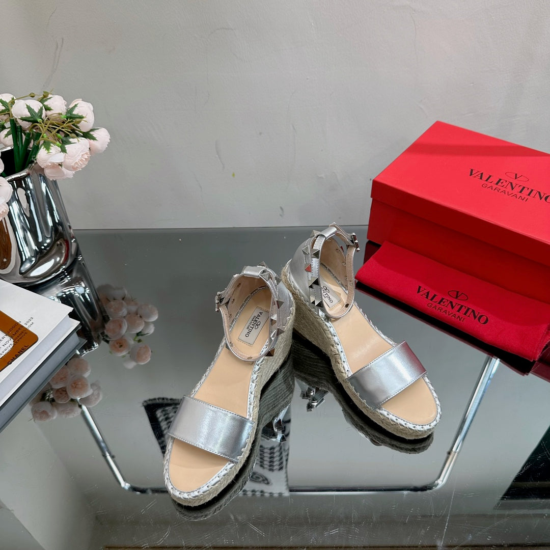 ROCKSTUD WEDGE 85 MM IN SILVER CALFSKIN