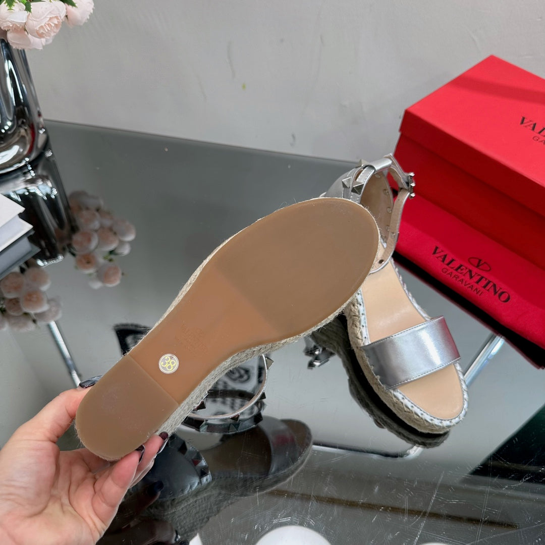 ROCKSTUD WEDGE 85 MM IN SILVER CALFSKIN