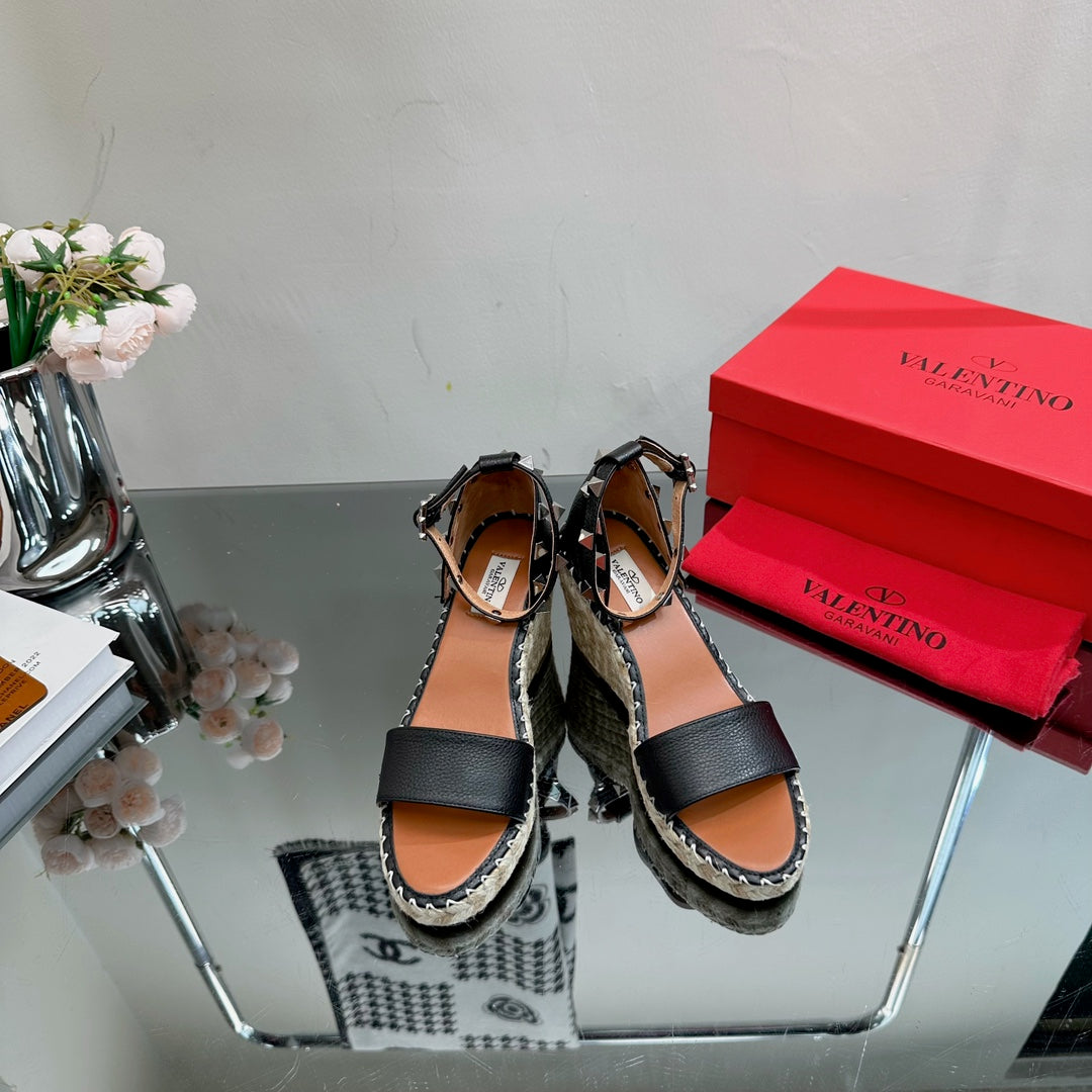 ROCKSTUD WEDGE 85 MM IN BLACK CALFSKIN