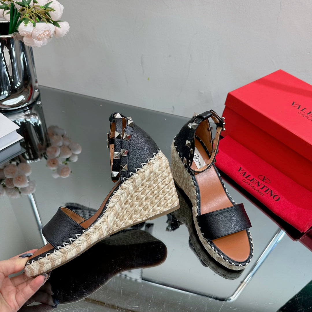 ROCKSTUD WEDGE 85 MM IN BLACK CALFSKIN