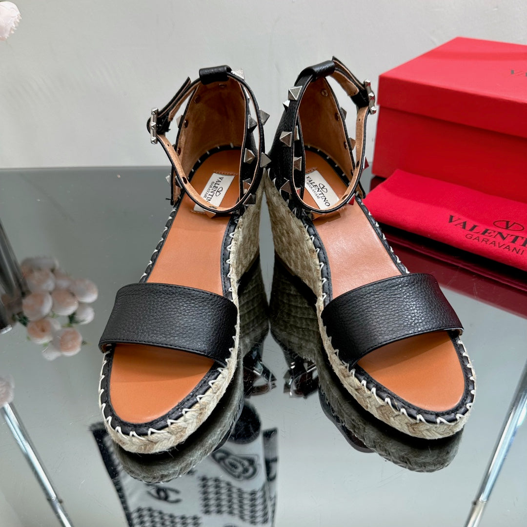 ROCKSTUD WEDGE 85 MM IN BLACK CALFSKIN