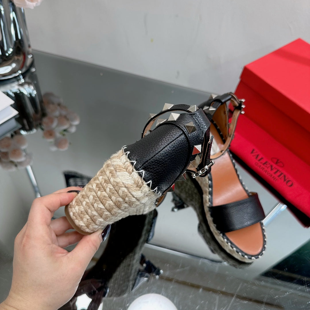 ROCKSTUD WEDGE 85 MM IN BLACK CALFSKIN