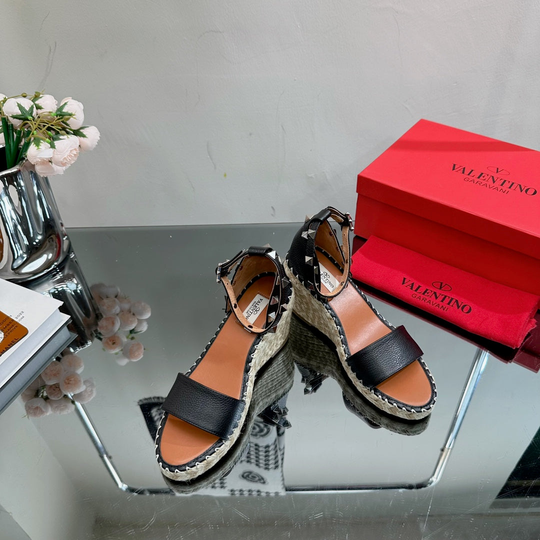 ROCKSTUD WEDGE 85 MM IN BLACK CALFSKIN