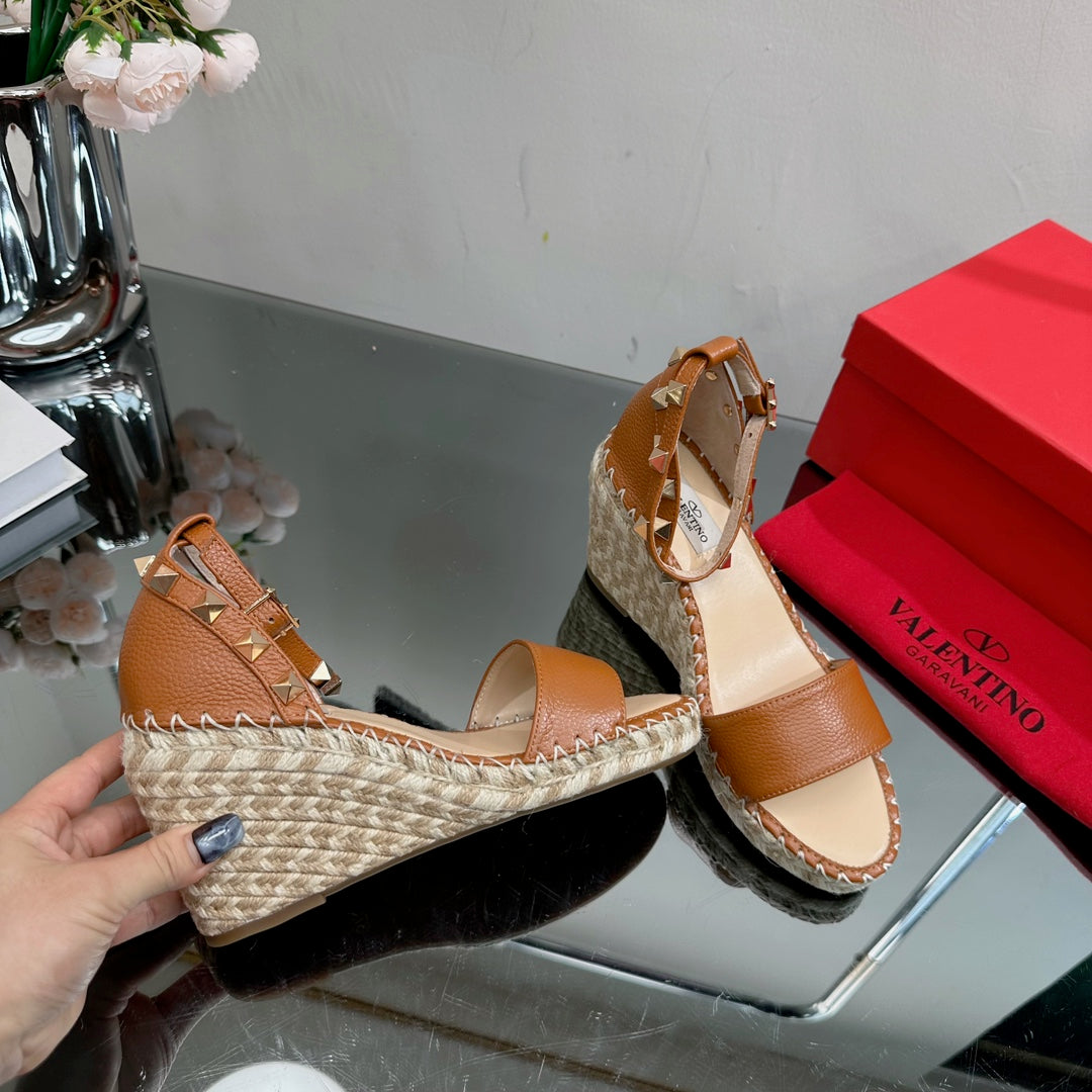 ROCKSTUD WEDGE 85 MM IN BRONZE BROWN CALFSKIN