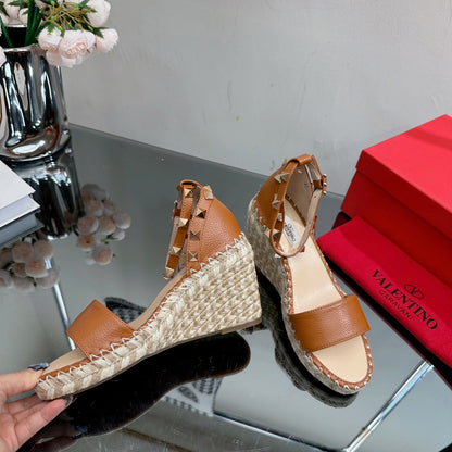 ROCKSTUD WEDGE 85 MM IN BRONZE BROWN CALFSKIN