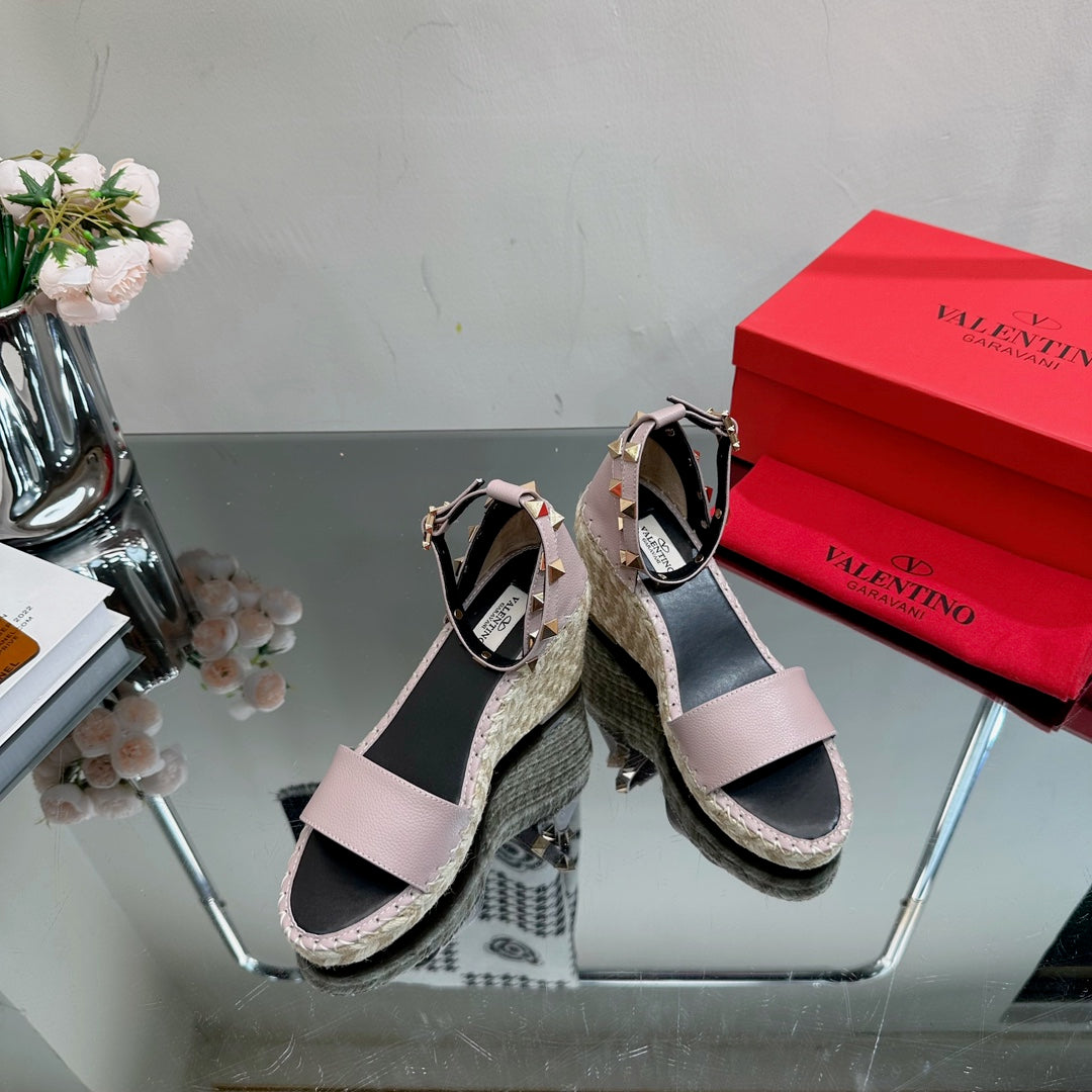 ROCKSTUD WEDGE 85 MM IN CREPE PINK CALFSKIN