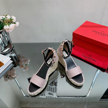 ROCKSTUD WEDGE 85 MM IN CREPE PINK CALFSKIN