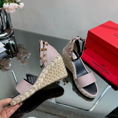 ROCKSTUD WEDGE 85 MM IN CREPE PINK CALFSKIN