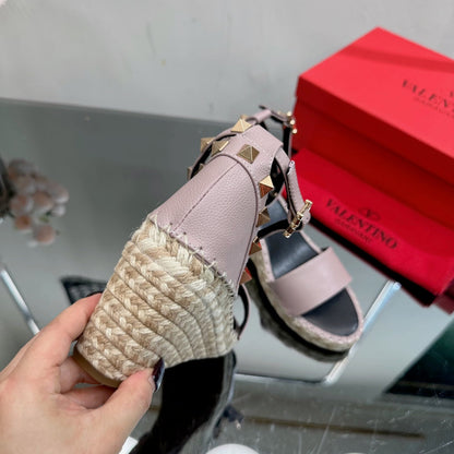 ROCKSTUD WEDGE 85 MM IN CREPE PINK CALFSKIN