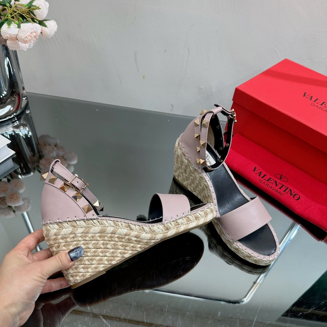 ROCKSTUD WEDGE 85 MM IN CREPE PINK CALFSKIN