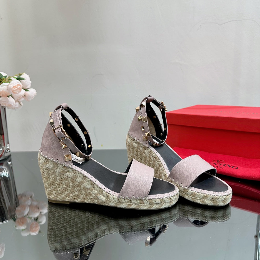 ROCKSTUD WEDGE 85 MM IN CREPE PINK CALFSKIN