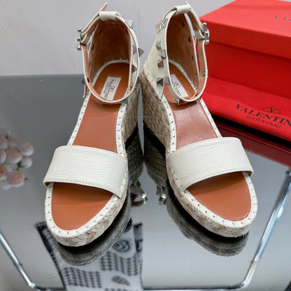 ROCKSTUD WEDGE 85 MM IN WHITE CALFSKIN