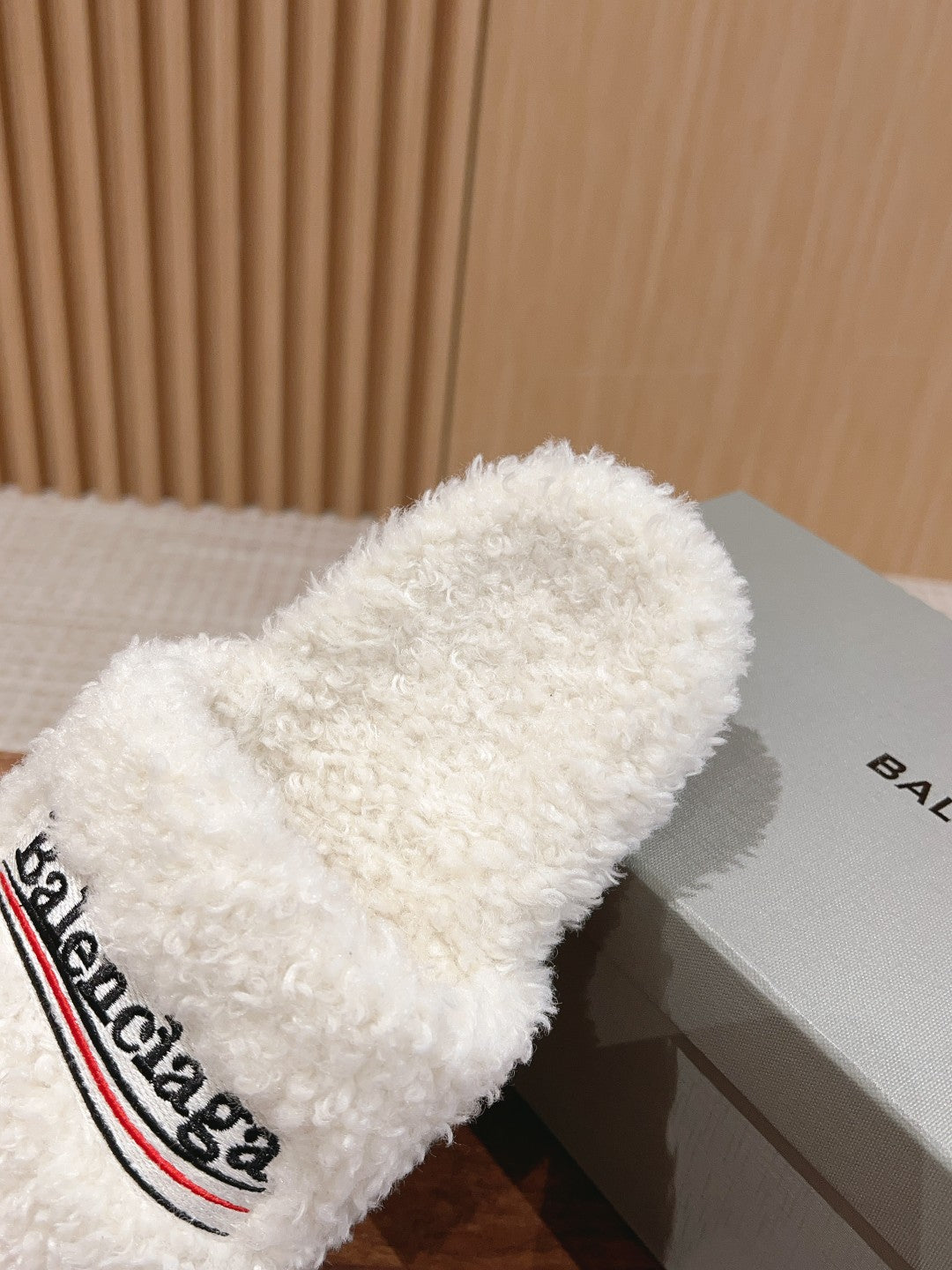FURRY SLIDES IN WHITE CURLY SHEARLING