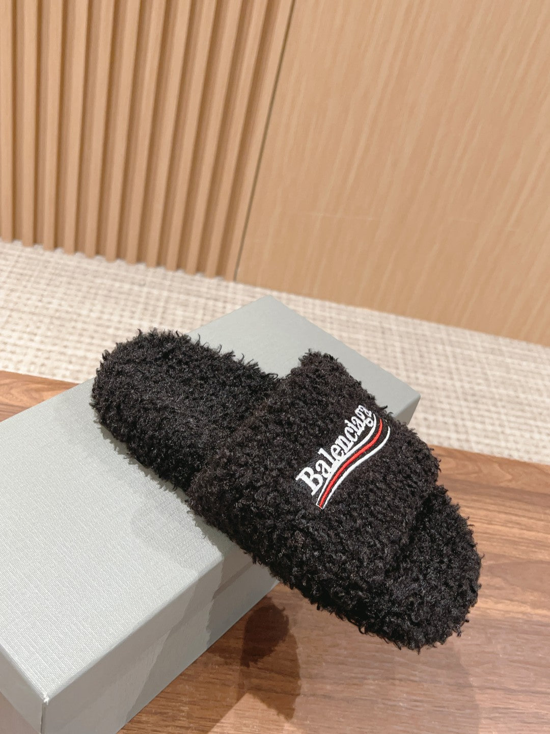 FURRY SLIDES IN BLACK CURLY SHEARLING