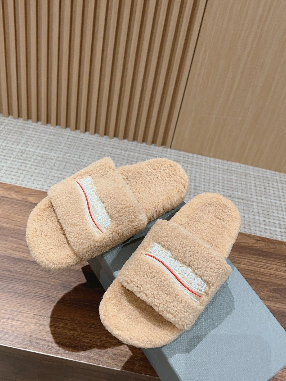 FURRY SLIDES IN BEIGE CURLY SHEARLING