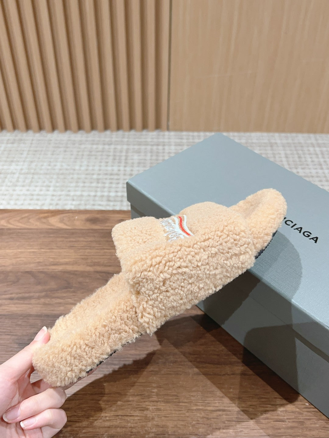 FURRY SLIDES IN BEIGE CURLY SHEARLING