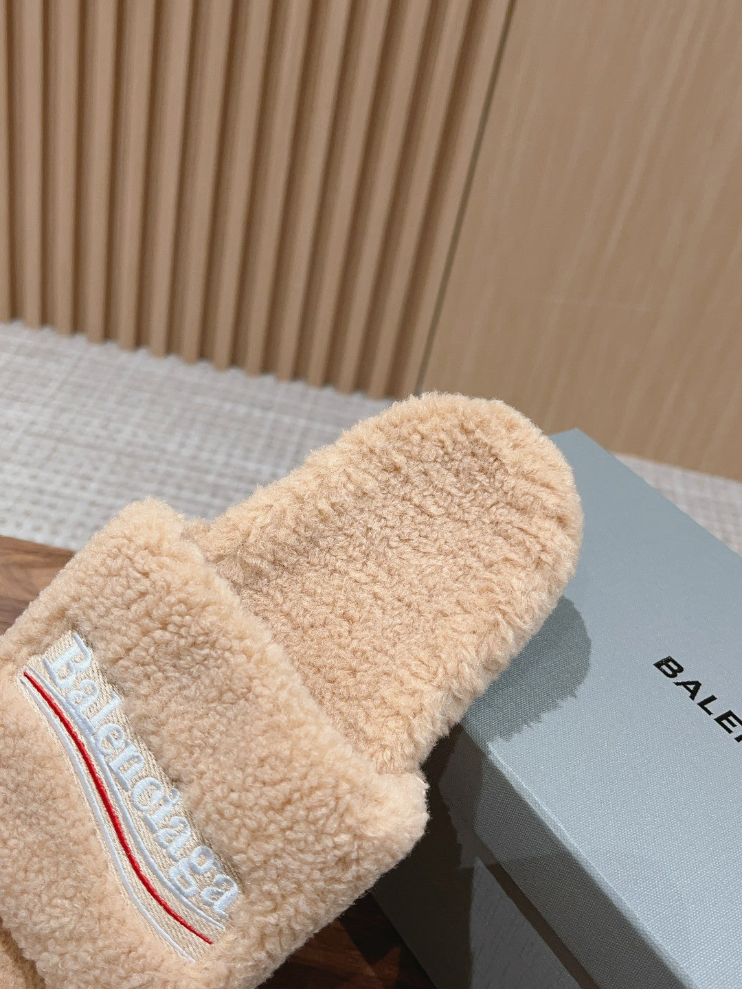 FURRY SLIDES IN BEIGE CURLY SHEARLING