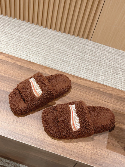 FURRY SLIDES IN BROWN CURLY SHEARLING