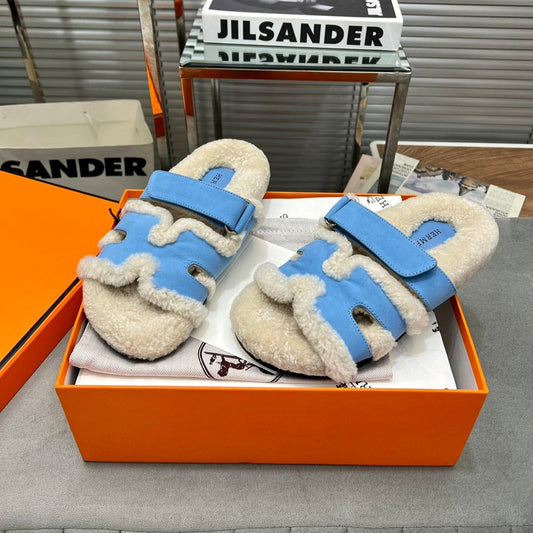 CHYPRE SLIPPERS IN BEIGE LAMB WOOL AND OCEAN BLUE SUEDE
