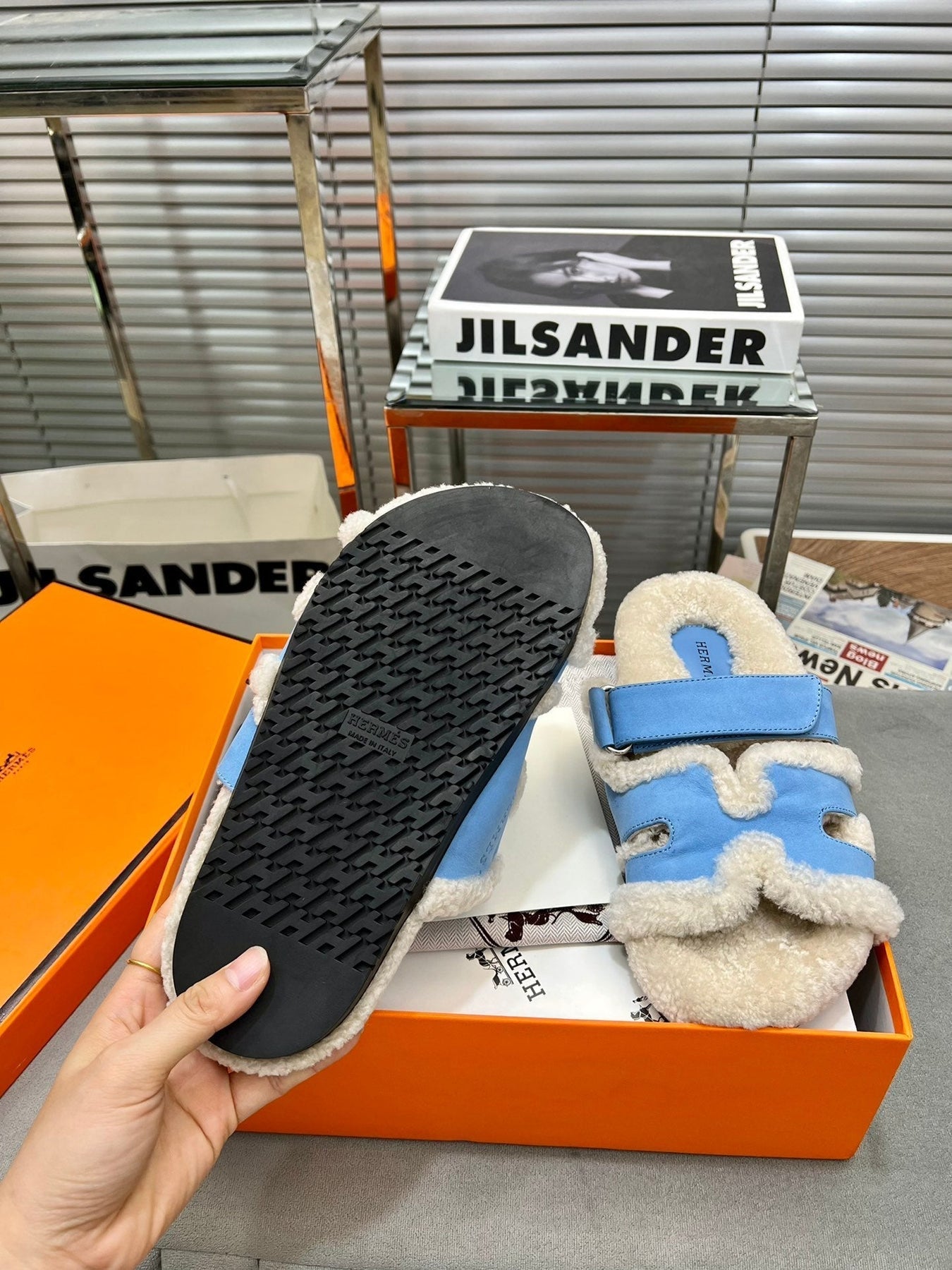 CHYPRE SLIPPERS IN BEIGE LAMB WOOL AND OCEAN BLUE SUEDE