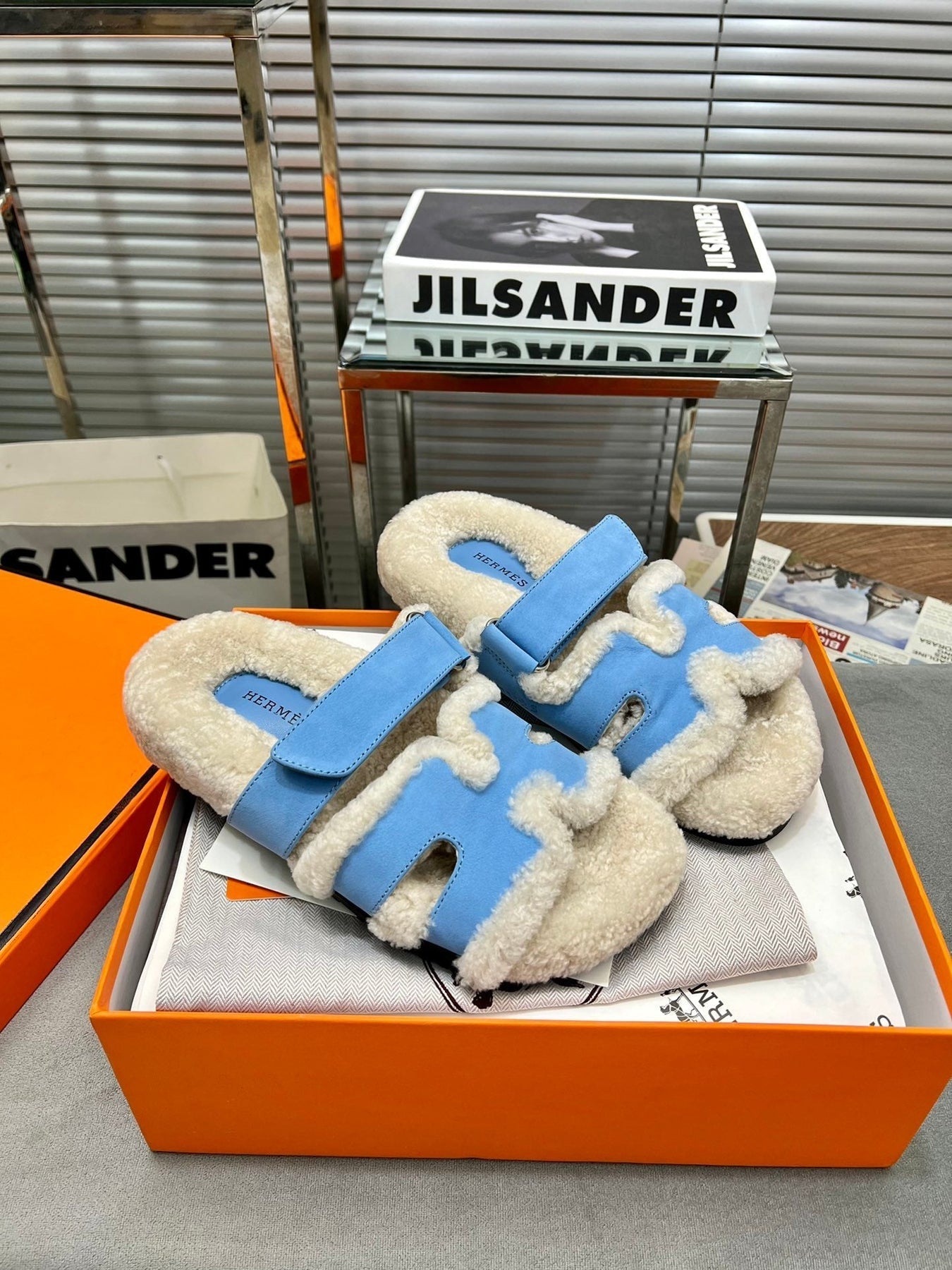 CHYPRE SLIPPERS IN BEIGE LAMB WOOL AND OCEAN BLUE SUEDE