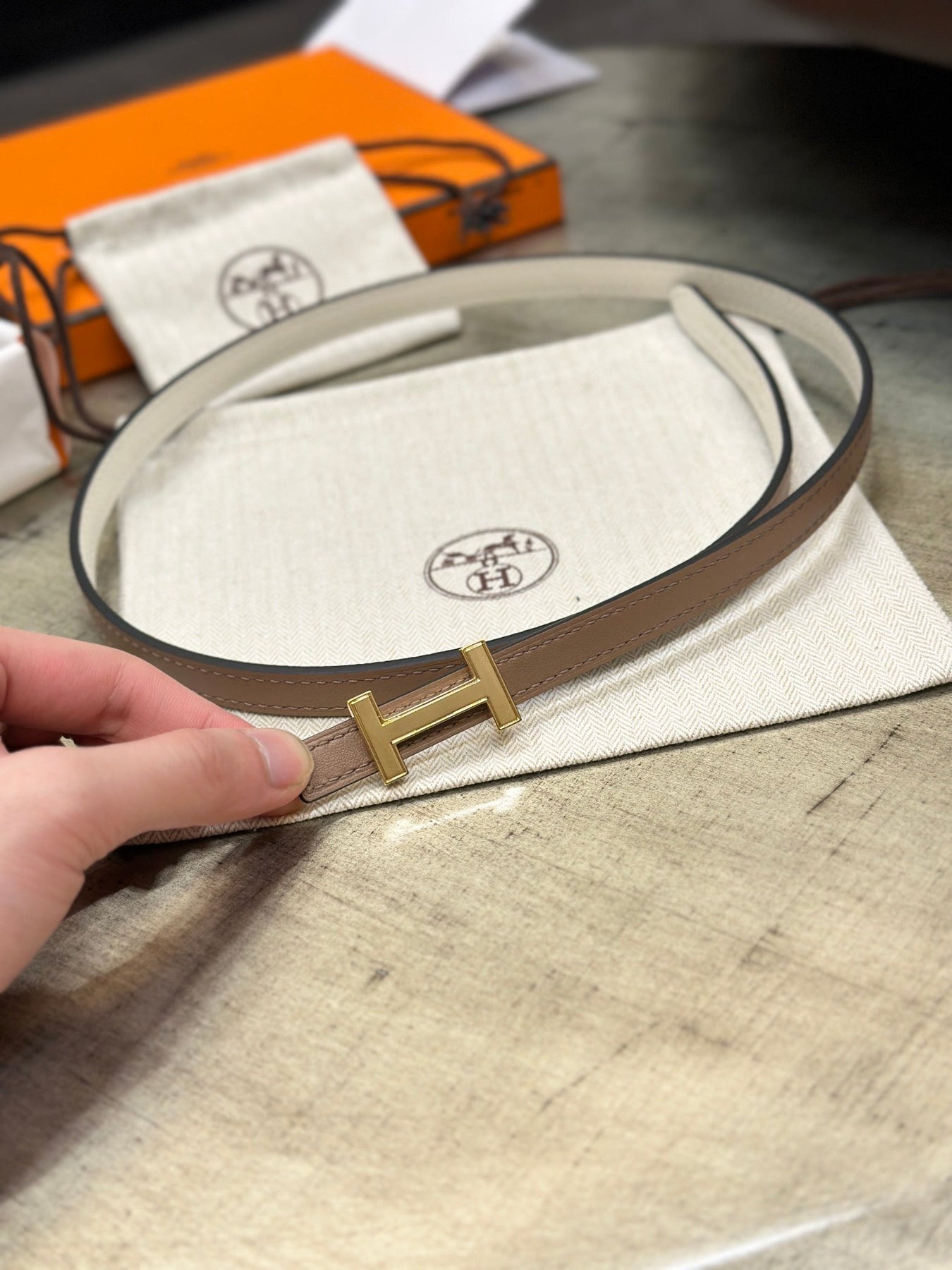 HM FOCUS BUCKLE & REVERSIBLE PEANUT BROWN AND WHITE LEATHER STRAP 13MM GOLD HARDWARE