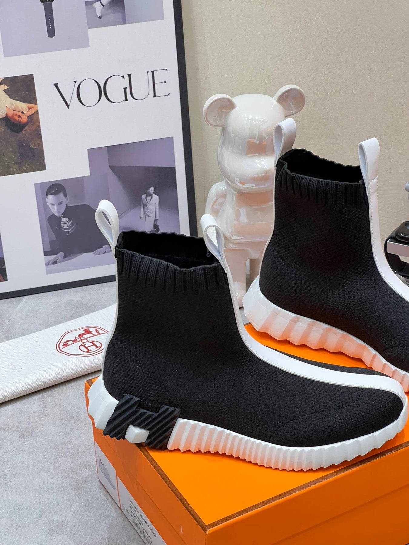 H FUN CLASSIC SNEAKER STYLISH BLACK AND WHITE LINE FABRIC