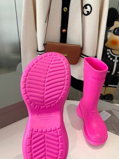CROCS BOOTS IN BRIGHT PINK RUBBER