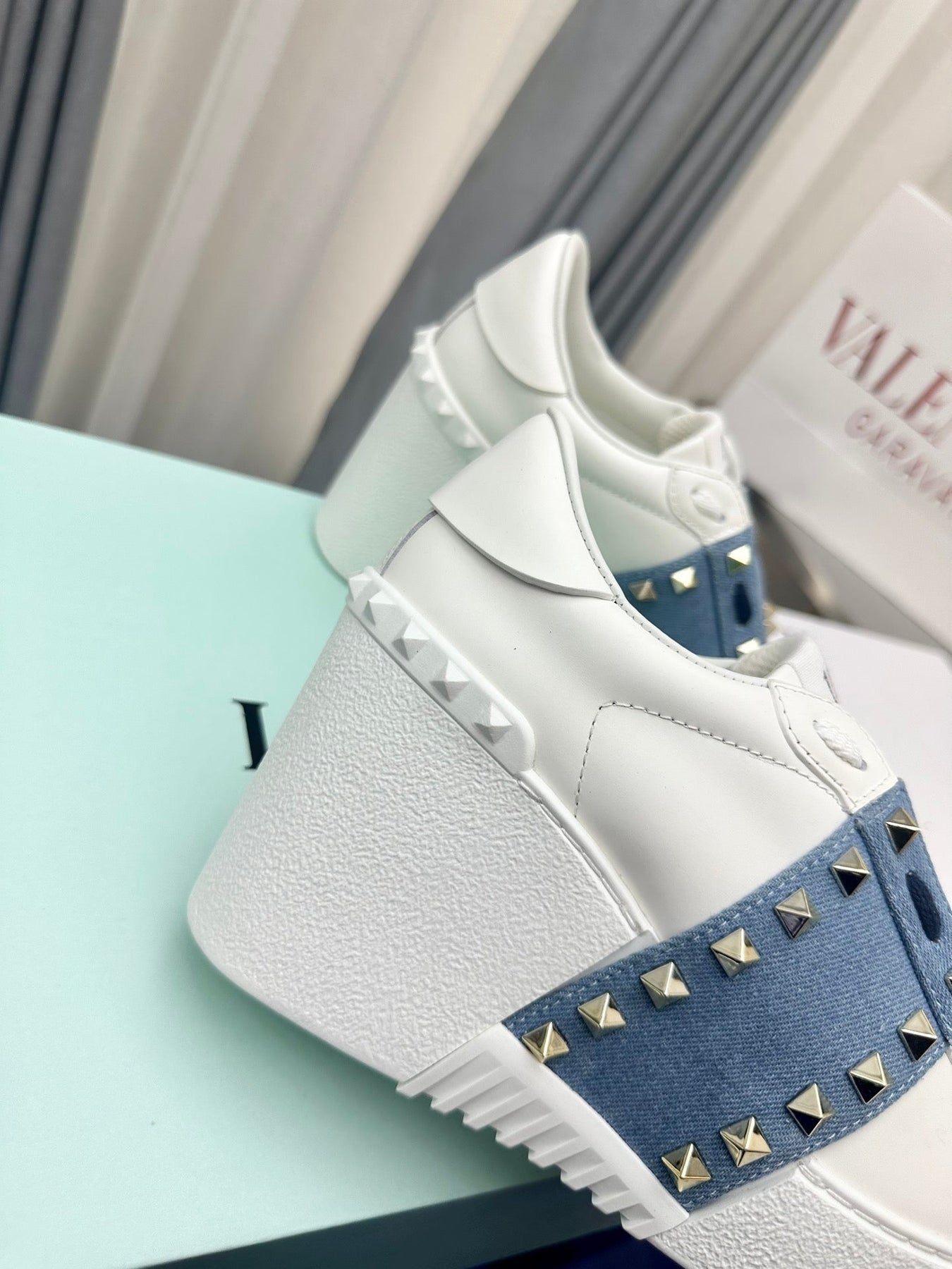 FLATFORM ROCKSTUD UNTITLED SNEAKER IN WHITE CALFSKIN MIX AEGEAN BLUE FABRIC