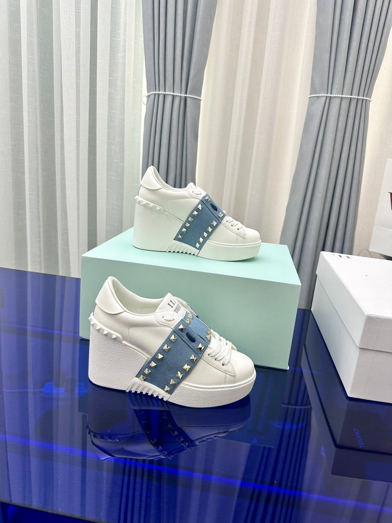 FLATFORM ROCKSTUD UNTITLED SNEAKER IN WHITE CALFSKIN MIX AEGEAN BLUE FABRIC