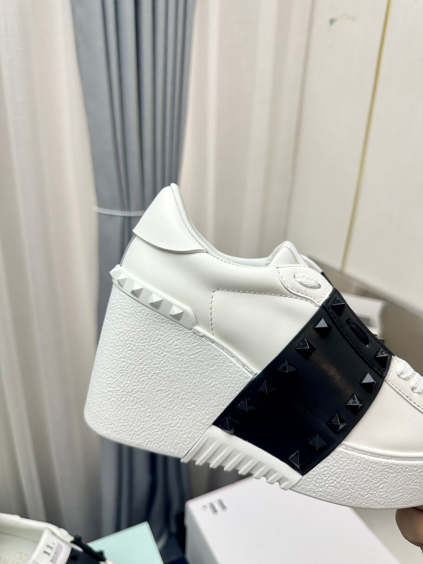 FLATFORM ROCKSTUD UNTITLED SNEAKER IN WHITE MIX BLACK CALFSKIN