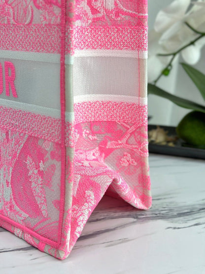 MEDIUM BOOK TOTE 37 CANDY PINK MACROCANNAGE EMBROIDERY