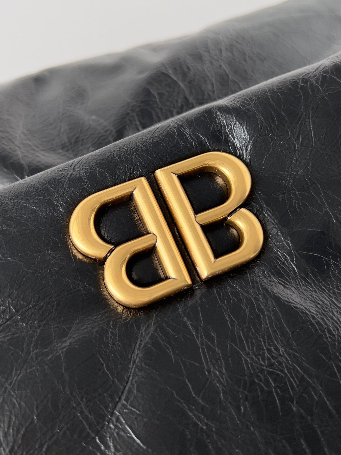 MONACO MEDIUM BAG 32 IN BLACK ARENA CALFSKIN GOLD HARDWARE