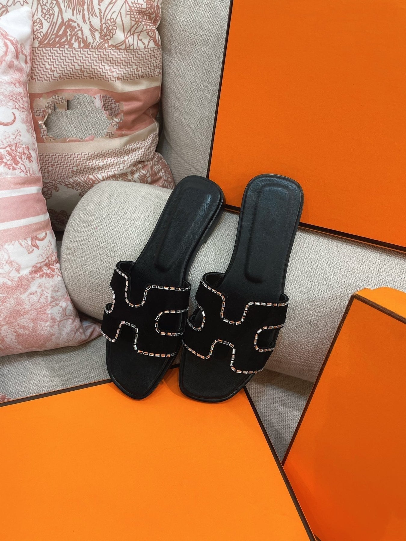 0ran Sandal Calfskin Rhinestone Black