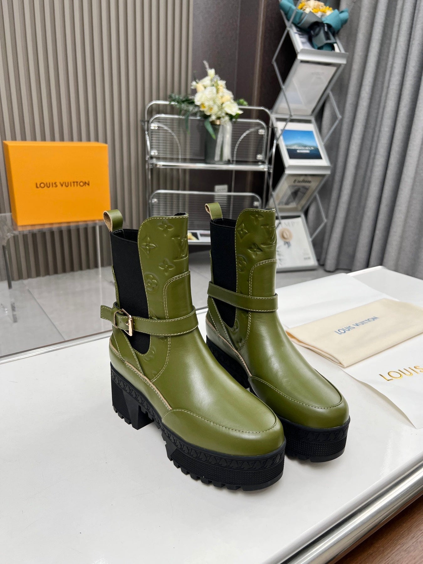 LAUREATE PLATFORM DESERT BOOT IN DARK OLIVE GREEN CALFSKIN