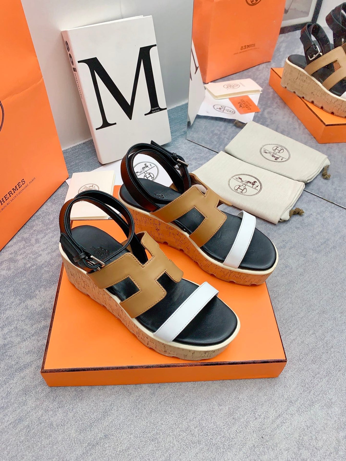 HAVANE 30 SANDAL IN WHITE AND PEANUT BROWN CALFSKIN