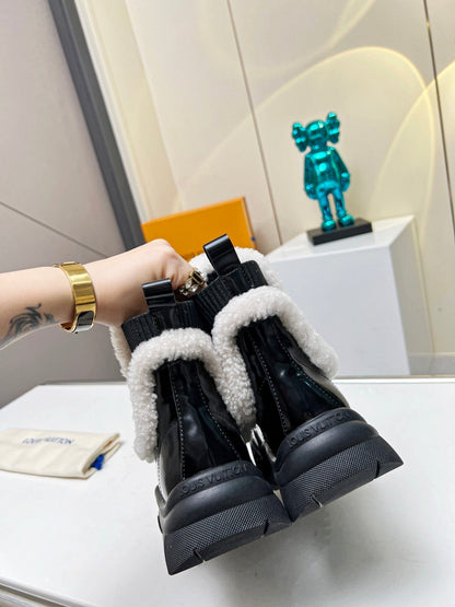 LV RUBY FLAT ANKLE BOOT IN BLACK CALFSKIN AND WHITE SHEARLING