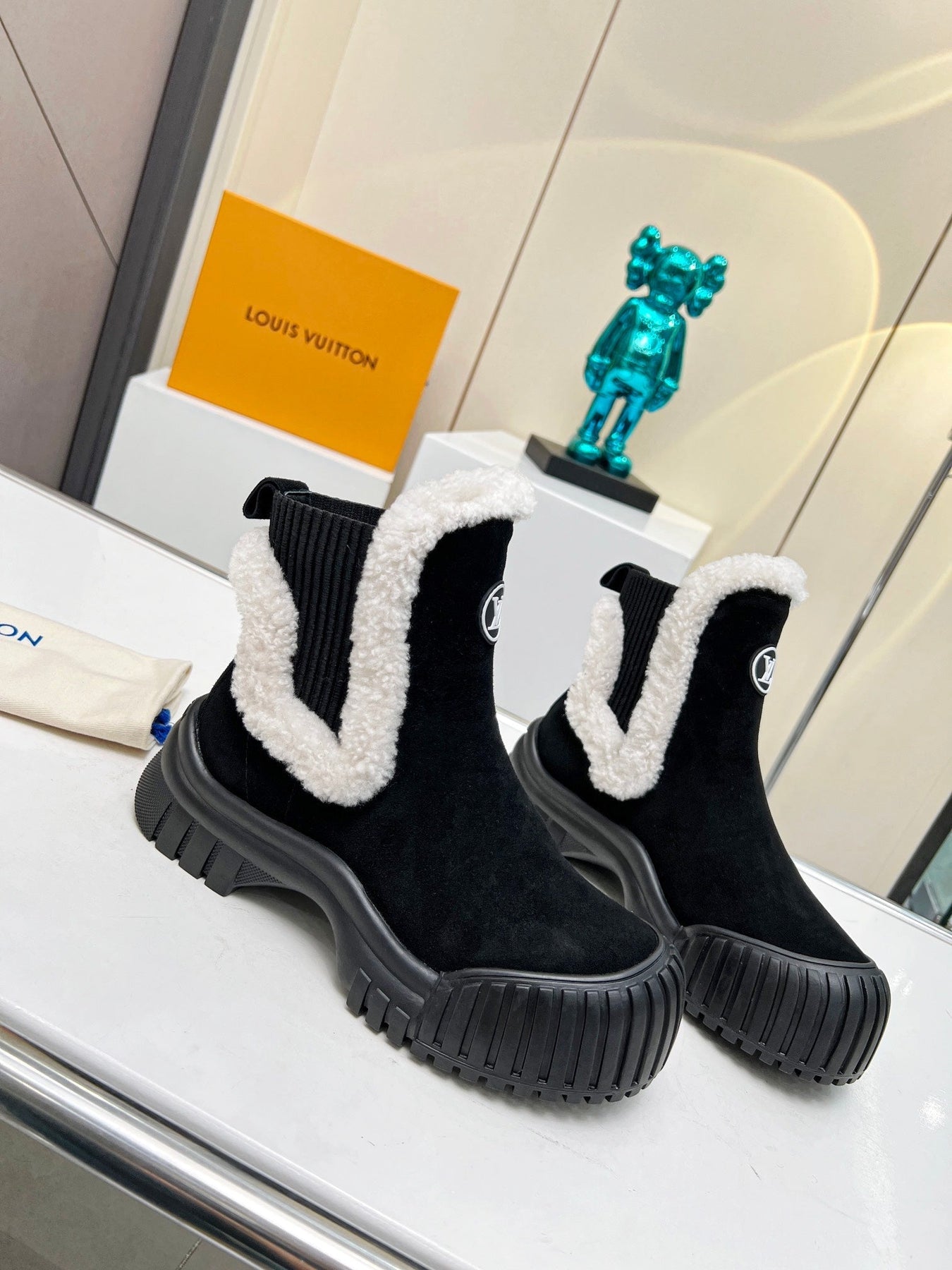 LV RUBY FLAT ANKLE BOOT IN BLACK SUEDE CALF LEATHER AND WHITE SHEARLING