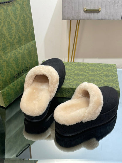 GG MOLLY MULE IN BLACK MONOGRAM JACQUARD FABRIC AND SHEARLING LINING