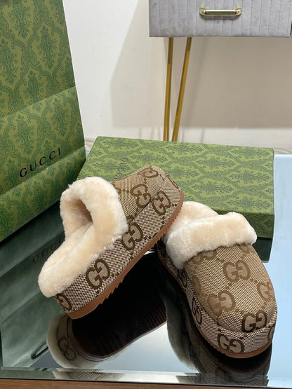 GG MOLLY MULE IN CAMEL BROWN MONOGRAM JACQUARD FABRIC AND SHEARLING LINING