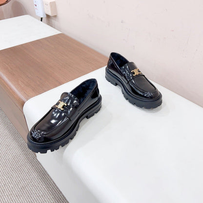 MARGARET LOAFER WITH TRIOMPHE CHAIN IN POLISHED BULL BLACK
