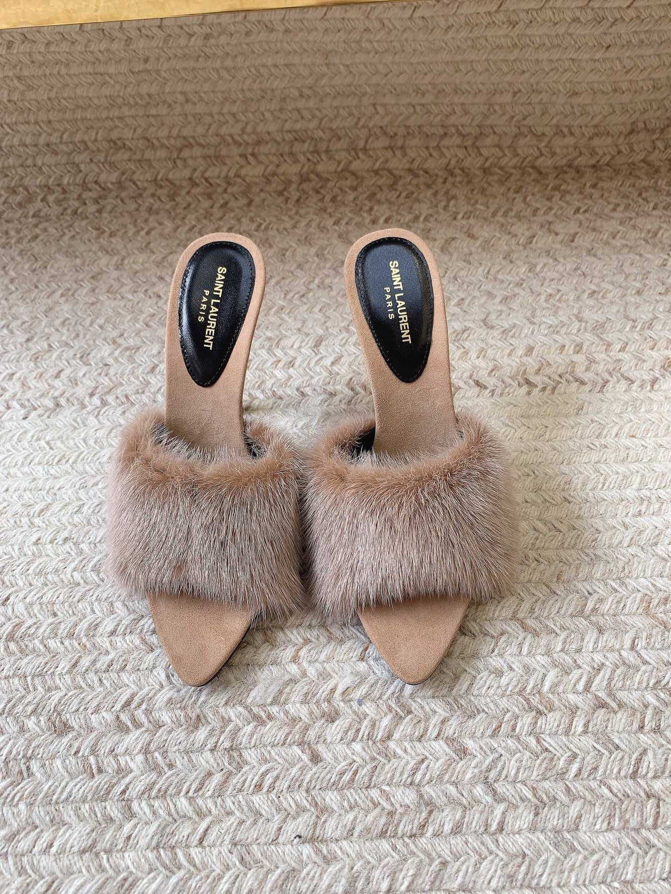 LA 16 HEELED MULES IN BEIGE RABBIT FUR AND SMOOTH LAMBSKIN