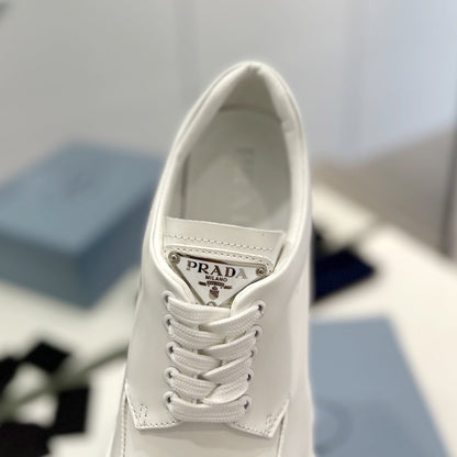 MONOLITH LACE-UP LOAFER IN WHITE CALFSKIN ATTACHED TRIANGLE LOGO